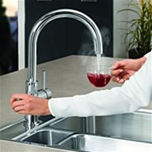 ברז מזיגה עם מים חמים ברז מזיגה עם מים חמים